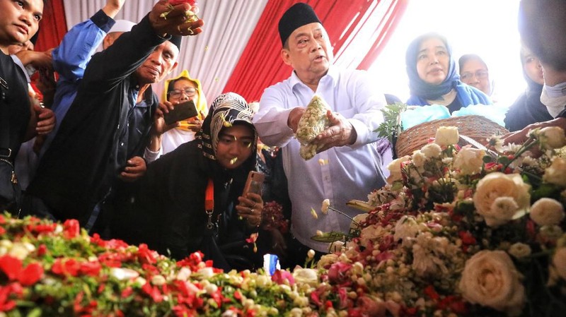 Presiden RI ke-6 SBY, menutup tanah kuburan istrinya mendiang Ani Yudhoyono dengan mata yang basah.