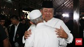 SBY tak bisa menutupi kesedihannya saat menerima ucapan bela sungkawa para pelayat yang hadir di kediamannya di Cikeas. (CNN Indonesia/Andry Novelino)