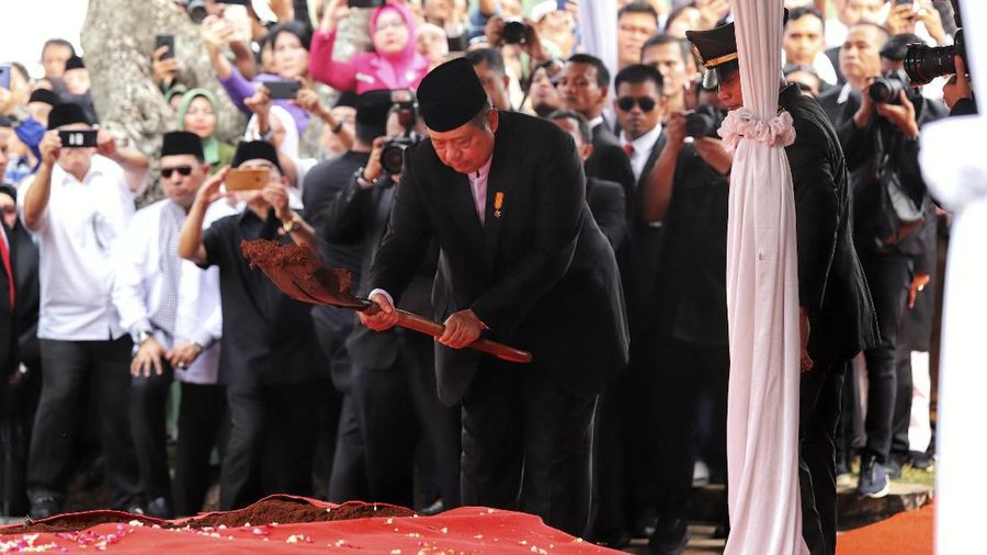 Presiden RI ke-6 SBY, menutup tanah kuburan istrinya mendiang Ani Yudhoyono dengan mata yang basah.