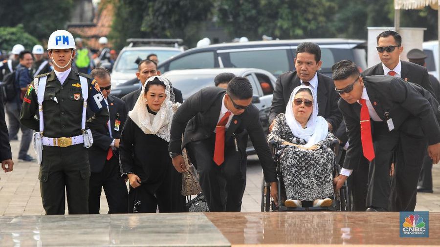 Sejumlah mantan Kepala Negara dan keluarganya hadir dalam pemakaman Ani Yudhoyono.