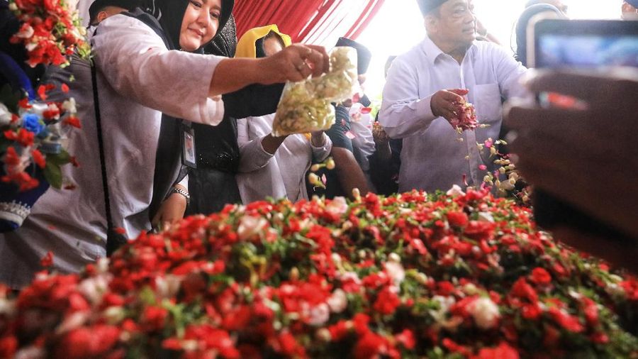 Presiden RI ke-6 SBY, menutup tanah kuburan istrinya mendiang Ani Yudhoyono dengan mata yang basah.