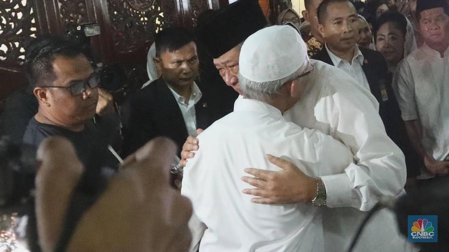 Pada pukul 15.00 WIB, akan digelar upacara pemakaman jenazah almarhumah Ibu Ani Yudhoyono di Kalibata.