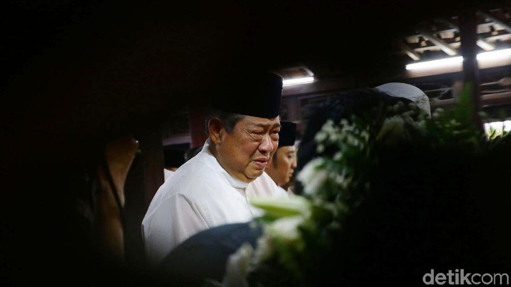 Air Mata SBY Menetes Lagi di Depan Pusara Ani Yudhoyono