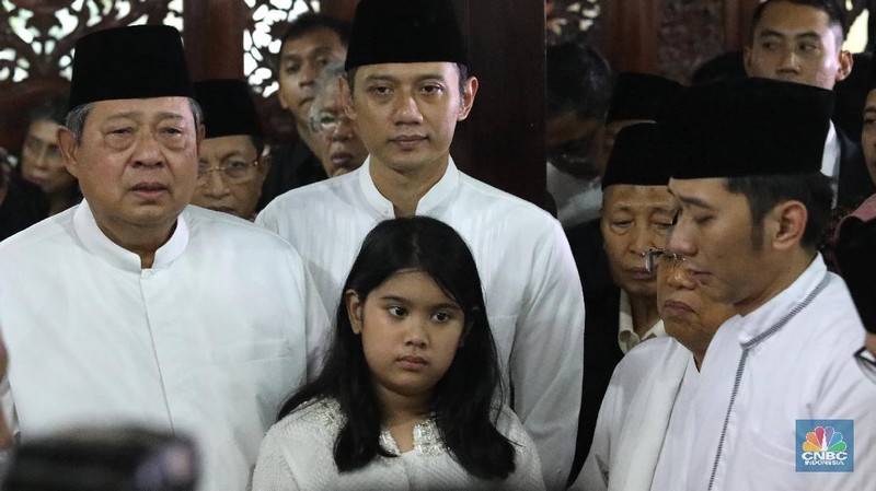 Pada pukul 15.00 WIB, akan digelar upacara pemakaman jenazah almarhumah Ibu Ani Yudhoyono di Kalibata.