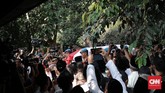 Prosesi Persemayaman jenazah Ani Yudhonono di Pendopo kediaman Mantan Presiden RI ke 6, Susilo Bambang Yudhoyono, Cikeas, Bogor. Minggu, 2 Juni 2019. (CNN Indonesia/Andry Novelino)