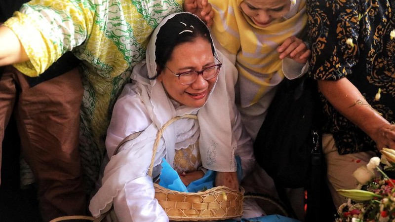Presiden RI ke-6 SBY, menutup tanah kuburan istrinya mendiang Ani Yudhoyono dengan mata yang basah.