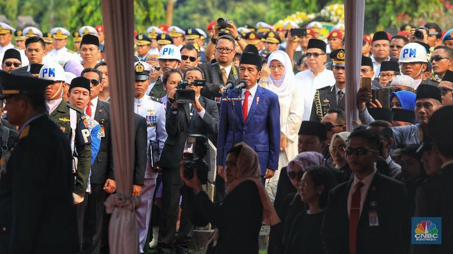 Presiden RI ke-6 SBY, menutup tanah kuburan istrinya mendiang Ani Yudhoyono dengan mata yang basah.
