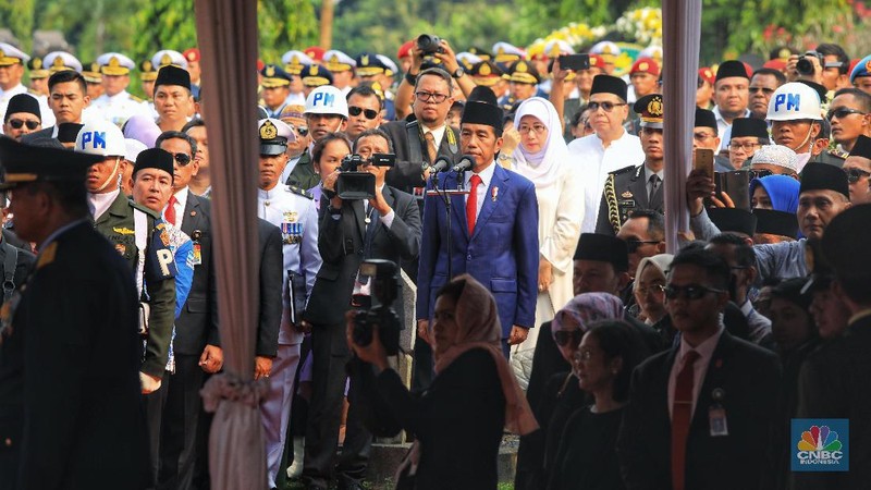 Presiden RI ke-6 SBY, menutup tanah kuburan istrinya mendiang Ani Yudhoyono dengan mata yang basah.