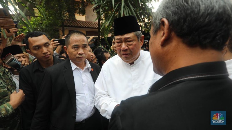 Pada pukul 15.00 WIB, akan digelar upacara pemakaman jenazah almarhumah Ibu Ani Yudhoyono di Kalibata.