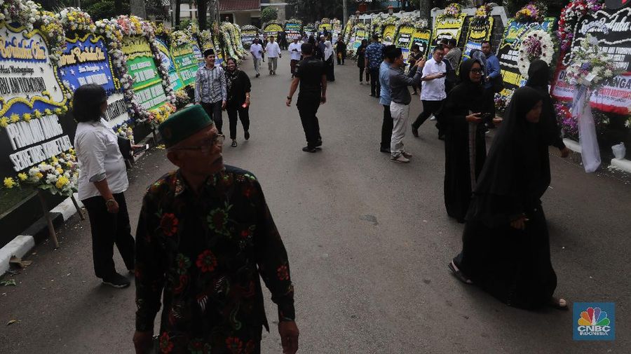 Karangan bunga dari berbagai elemen tampak berjejer di Cikeas, bukti betapa mendiang Ani Yudhoyono begitu baik di mata publik.