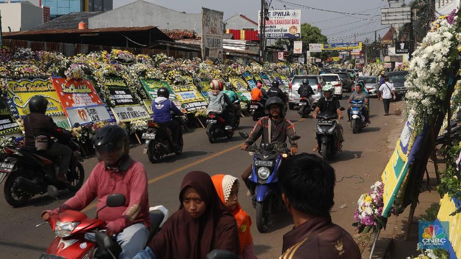 Karangan bunga dari berbagai elemen tampak berjejer di Cikeas, bukti betapa mendiang Ani Yudhoyono begitu baik di mata publik.