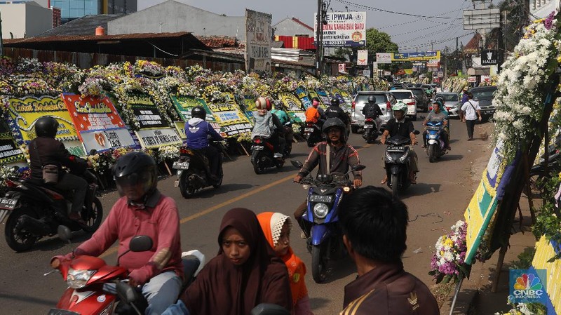Karangan bunga dari berbagai elemen tampak berjejer di Cikeas, bukti betapa mendiang Ani Yudhoyono begitu baik di mata publik.