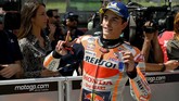 Pebalap Repsol Honda Marc Marquez merayakan sukses meraih pole MotoGP Italia 2019 di parc ferme Sirkuit Mugello. (Claudio Giovannini/ANSA via AP)