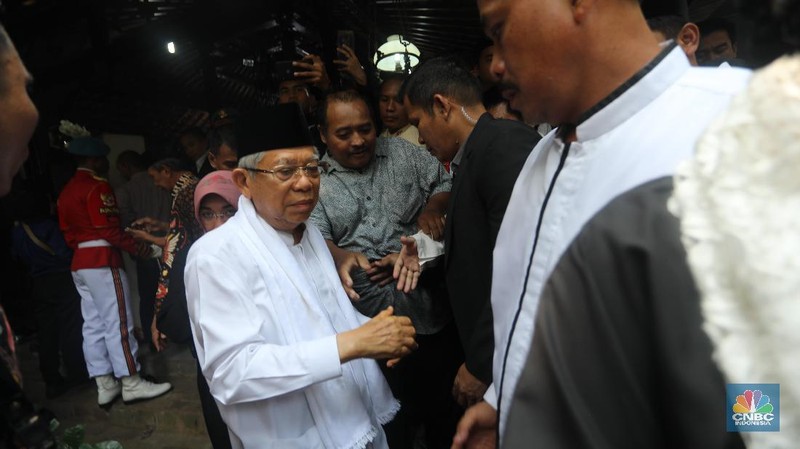 Pada pukul 15.00 WIB, akan digelar upacara pemakaman jenazah almarhumah Ibu Ani Yudhoyono di Kalibata.