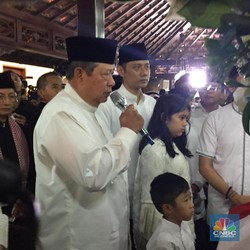 SBY: Saya Cium Keningnya...Selamat Jalan Istri Tercinta