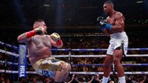 Pertarungan berlangsung menarik sejak ronde pertama. Andy Ruiz Jr. yang menggantikan posisi Jarrell Miller sebagai penantang Anthony Joshua memberikan perlawanan sengit. (Reuters/Andrew Couldridge)