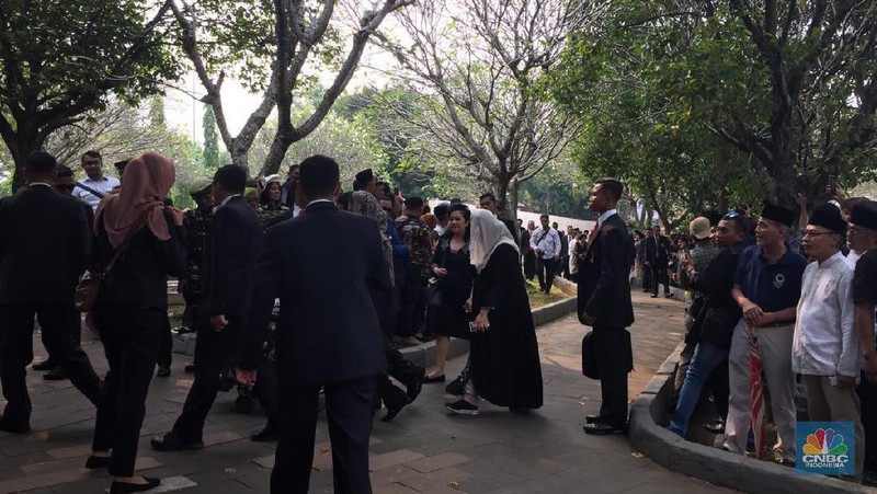 Para pelayat ikut dalam upacara pemakaman mendiang Ani Yudhoyono, di Taman Makam Pahlawan (TMP) Kalibata, Minggu (2/6/2019).