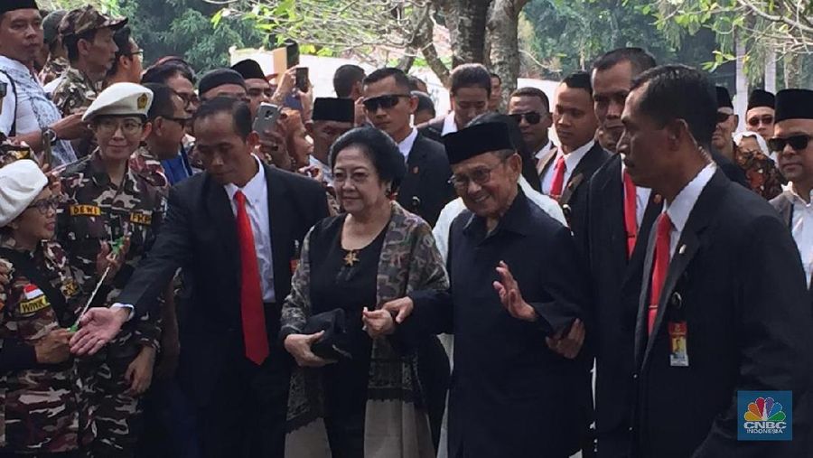 Para pelayat ikut dalam upacara pemakaman mendiang Ani Yudhoyono, di Taman Makam Pahlawan (TMP) Kalibata, Minggu (2/6/2019).