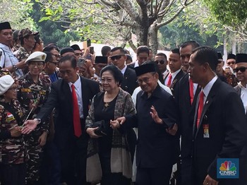 Khidmat, Ini Suasana Pemakaman Ani Yudhoyono di TMP Kalibata