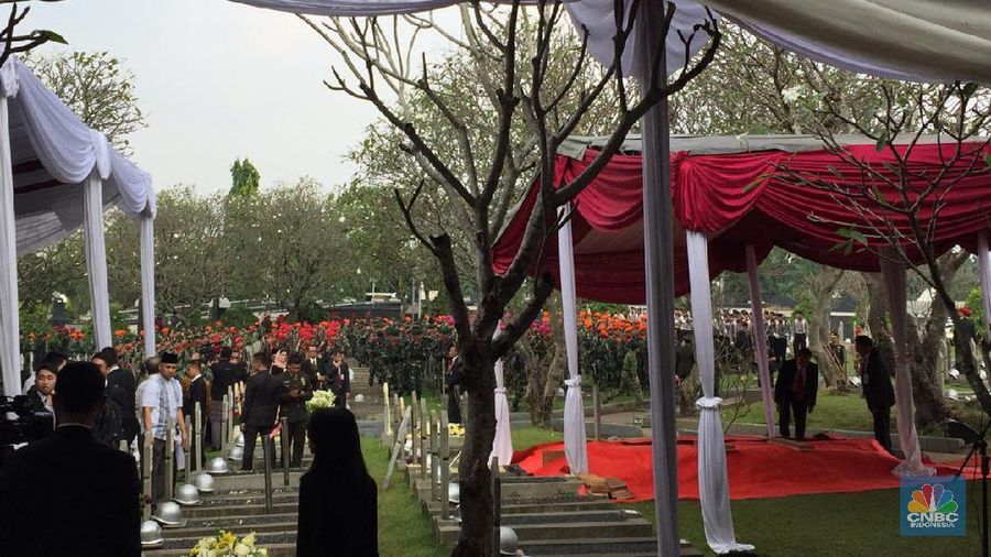 Para pelayat ikut dalam upacara pemakaman mendiang Ani Yudhoyono, di Taman Makam Pahlawan (TMP) Kalibata, Minggu (2/6/2019).