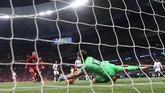 Alisson Becker tampil apik di bawah mistar Liverpool. Khususnya pada babak kedua, Alisson berulang kali mementahkan peluang pemain-pemain Tottenham Hotspur. (REUTERS/Susana Vera)