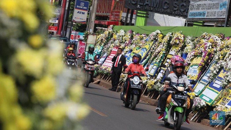Karangan bunga dari berbagai elemen tampak berjejer di Cikeas, bukti betapa mendiang Ani Yudhoyono begitu baik di mata publik.