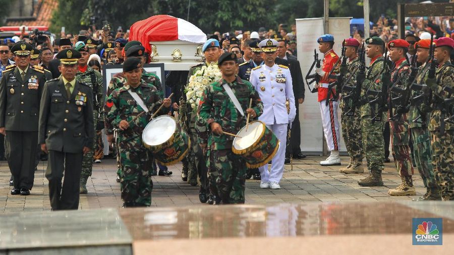 Sejumlah mantan Kepala Negara dan keluarganya hadir dalam pemakaman Ani Yudhoyono.