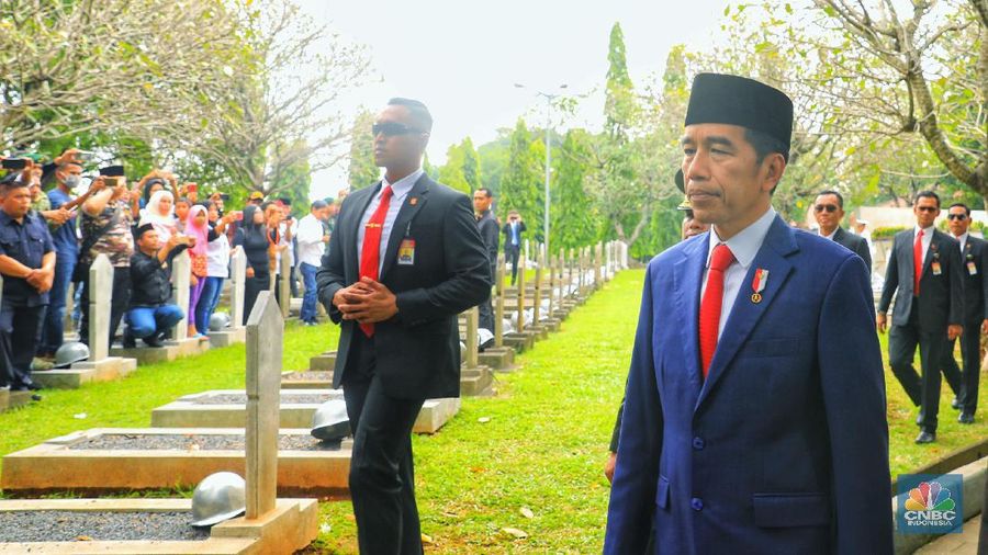 Sejumlah mantan Kepala Negara dan keluarganya hadir dalam pemakaman Ani Yudhoyono.