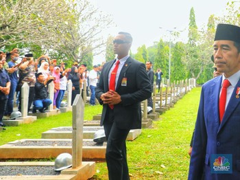 Jokowi Beri Penghormatan Terakhir untuk Ani Yudhoyono