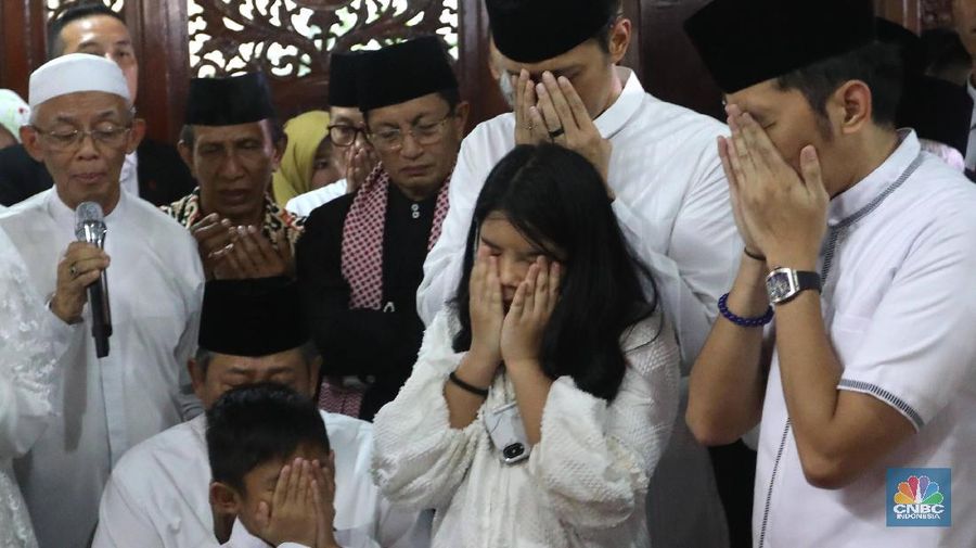 Pada pukul 15.00 WIB, akan digelar upacara pemakaman jenazah almarhumah Ibu Ani Yudhoyono di Kalibata.
