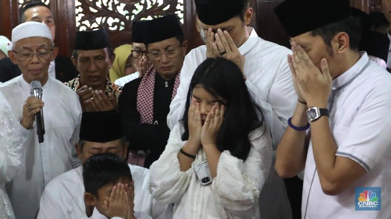 Pada pukul 15.00 WIB, akan digelar upacara pemakaman jenazah almarhumah Ibu Ani Yudhoyono di Kalibata.