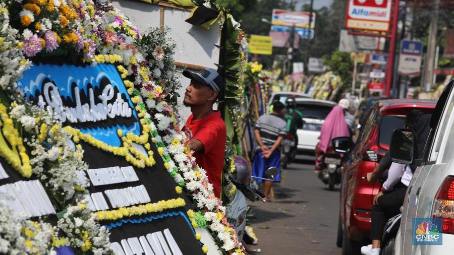 Karangan bunga dari berbagai elemen tampak berjejer di Cikeas, bukti betapa mendiang Ani Yudhoyono begitu baik di mata publik.