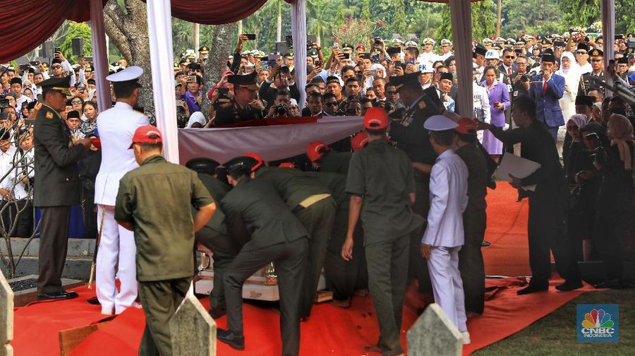 Presiden RI ke-6 SBY, menutup tanah kuburan istrinya mendiang Ani Yudhoyono dengan mata yang basah.