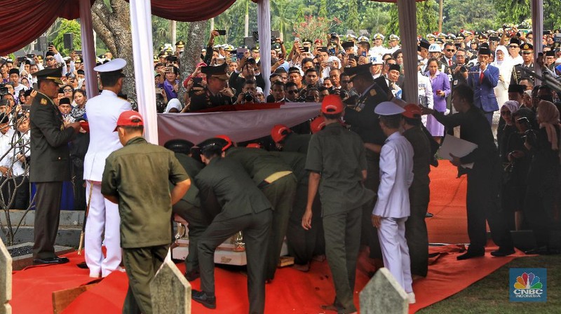 Presiden RI ke-6 SBY, menutup tanah kuburan istrinya mendiang Ani Yudhoyono dengan mata yang basah.