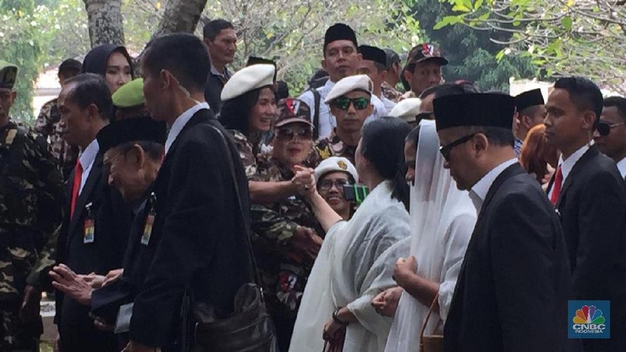 Para pelayat ikut dalam upacara pemakaman mendiang Ani Yudhoyono, di Taman Makam Pahlawan (TMP) Kalibata, Minggu (2/6/2019).