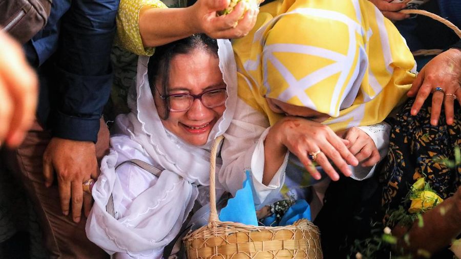 Presiden RI ke-6 SBY, menutup tanah kuburan istrinya mendiang Ani Yudhoyono dengan mata yang basah.