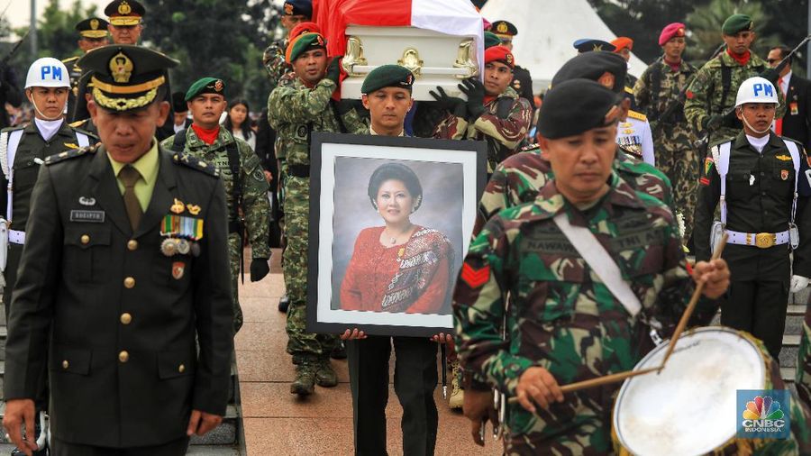 Sejumlah mantan Kepala Negara dan keluarganya hadir dalam pemakaman Ani Yudhoyono.