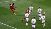 Divock Origi melepas tembakan kaki kiri pada menit ke-87 yang tidak dapat diblok pemain-pemain Tottenham Hotspur termasuk kiper Hugo Lloris. Gol Origi membuat kedudukan menjadi 2-0. (REUTERS/Sergio Perez)