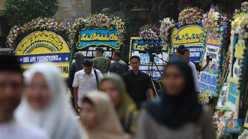 Karangan bunga dari berbagai elemen tampak berjejer di Cikeas, bukti betapa mendiang Ani Yudhoyono begitu baik di mata publik.