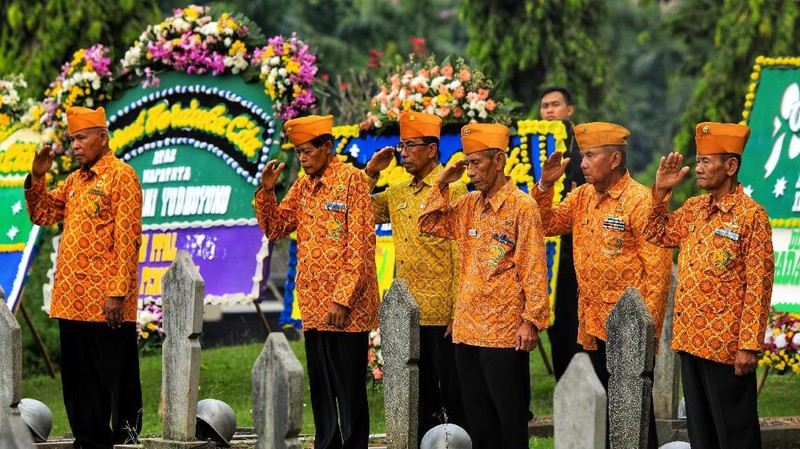Presiden RI ke-6 SBY, menutup tanah kuburan istrinya mendiang Ani Yudhoyono dengan mata yang basah.