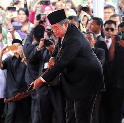 Jokowi, SBY, dan Puisi Flamboyan untuk Ani Yudhoyono