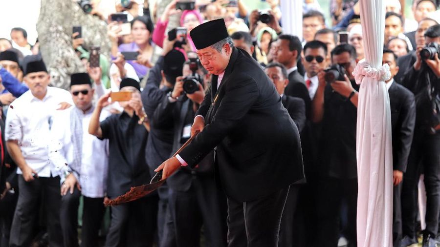 Presiden RI ke-6 SBY, menutup tanah kuburan istrinya mendiang Ani Yudhoyono dengan mata yang basah.