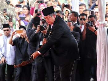 Jokowi, SBY, dan Puisi Flamboyan untuk Ani Yudhoyono