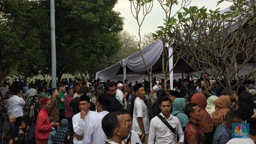 Para pelayat ikut dalam upacara pemakaman mendiang Ani Yudhoyono, di Taman Makam Pahlawan (TMP) Kalibata, Minggu (2/6/2019).