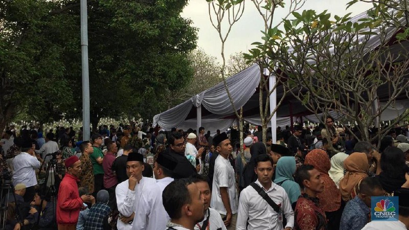 Para pelayat ikut dalam upacara pemakaman mendiang Ani Yudhoyono, di Taman Makam Pahlawan (TMP) Kalibata, Minggu (2/6/2019).