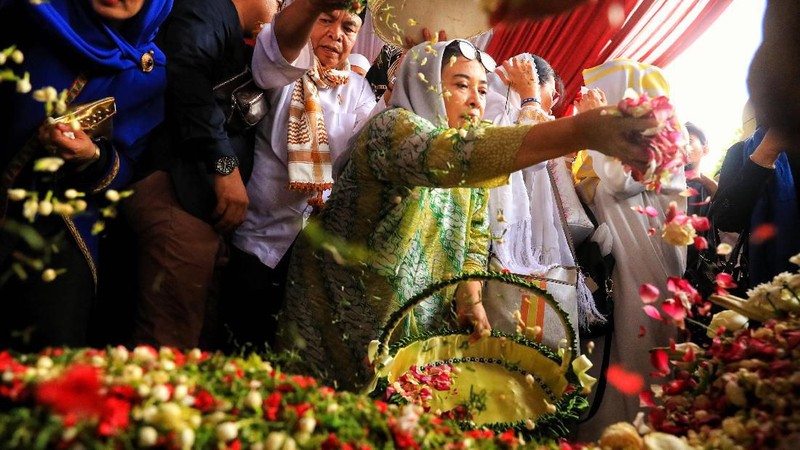 Presiden RI ke-6 SBY, menutup tanah kuburan istrinya mendiang Ani Yudhoyono dengan mata yang basah.