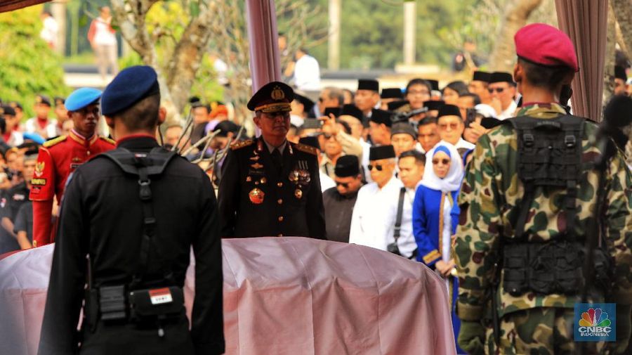 Sejumlah mantan Kepala Negara dan keluarganya hadir dalam pemakaman Ani Yudhoyono.