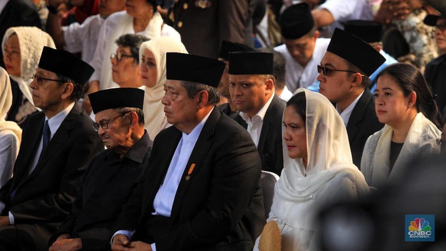 Sejumlah mantan Kepala Negara dan keluarganya hadir dalam pemakaman Ani Yudhoyono.