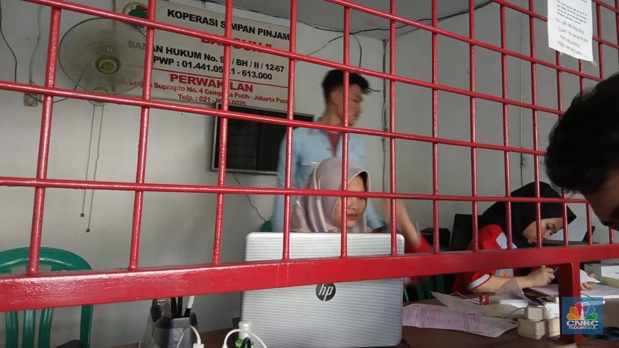 Setidaknya ada sekitar 20 lokasi gadai di sepanjang Cempaka Putih.