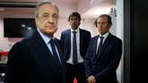 Mantan striker Real Madrid Raul Gonzalez, Presiden Florentino Perez, dan Direktur Los Blancos Emilio Butragueno menghadiri persemayaman almarhum Antonio Reyes. (REUTERS/Jon Nazca)